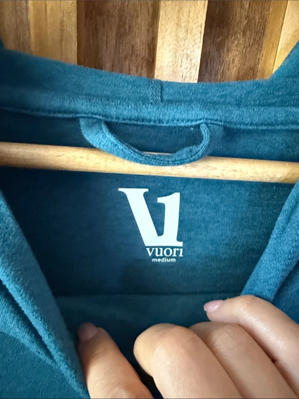 Vuori Halo Performance Pullover in  Cosmo Blue. M - Picture 4 of 8